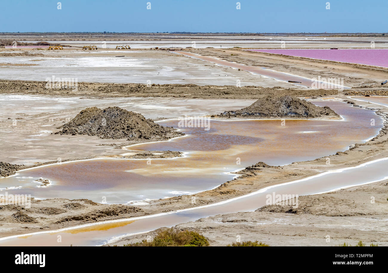 Paysage autour de Salin-de-Giraud situé dans dans la région de la Camargue, dans le sud de la France qui est montrant beaucoup de sel dans les étangs d'évaporation ambiance ensoleillée Banque D'Images