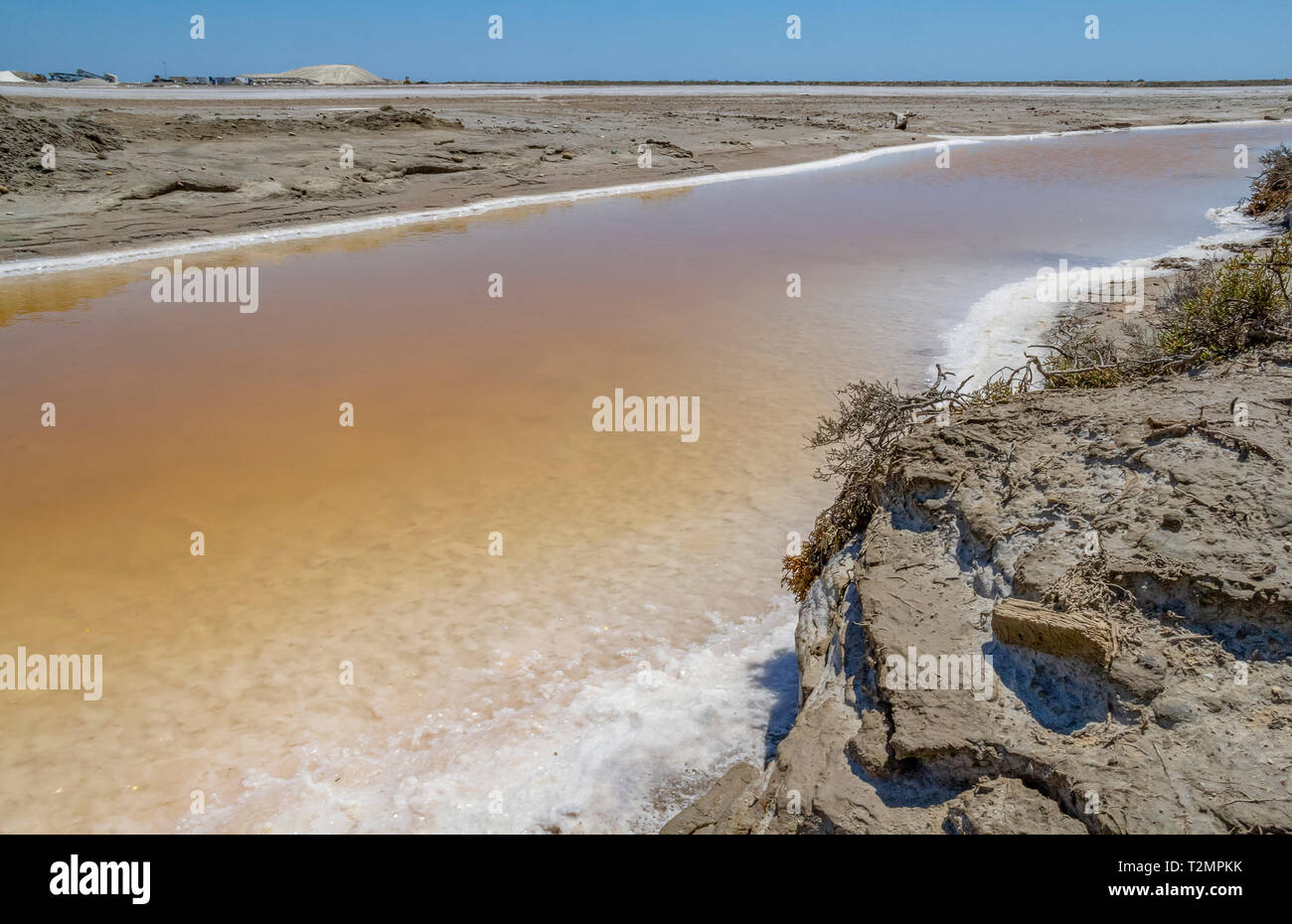 Paysage autour de Salin-de-Giraud situé dans dans la région de la Camargue, dans le sud de la France qui est montrant beaucoup de sel dans les étangs d'évaporation ambiance ensoleillée Banque D'Images