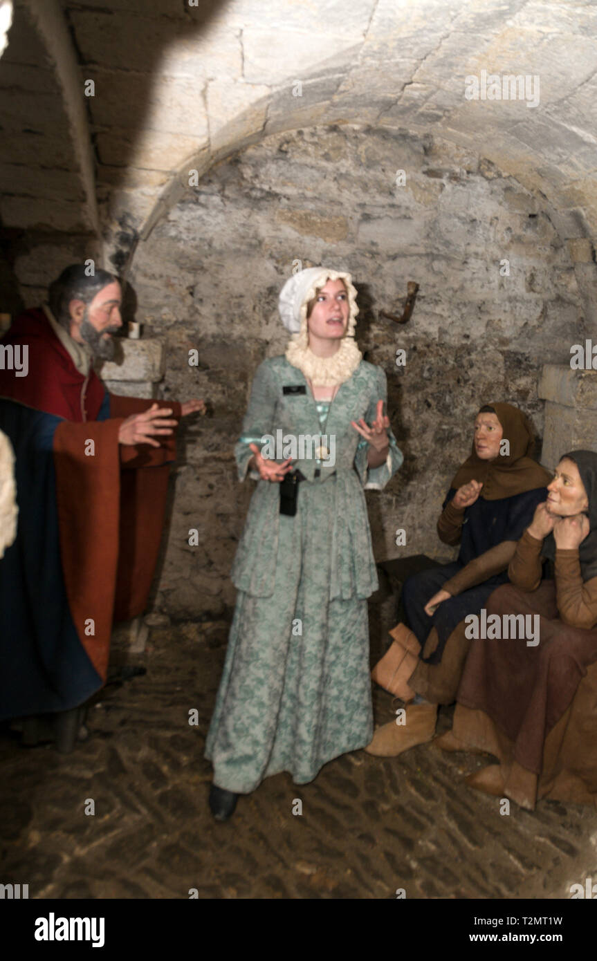 Un guide vêtu comme une prisonnière, Mary Bandy dans la crypte souterraine vieille de 900 ans au château d'Oxford et carcérales à Oxford, Angleterre. Le guide Banque D'Images