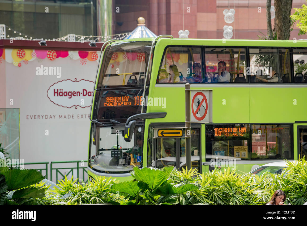 Les gens à cheval sur un SG Singapour bus can. Plus de 576 services d'autobus réguliers pour fonctionner dans et autour de Singapour via un certain nombre de fournisseurs de services. Banque D'Images