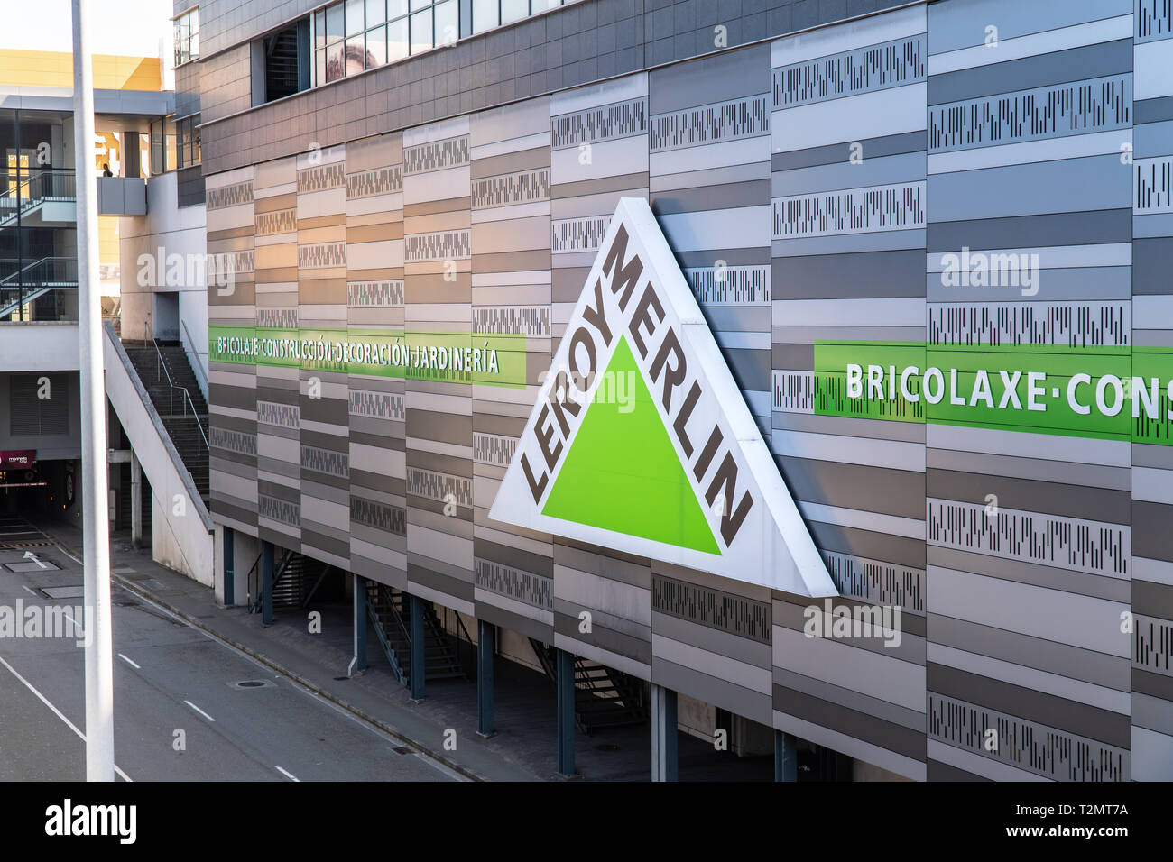 Coruna, Espagne ; 01 avril 2019 : Leroy Merlin signe sur une façade Banque D'Images