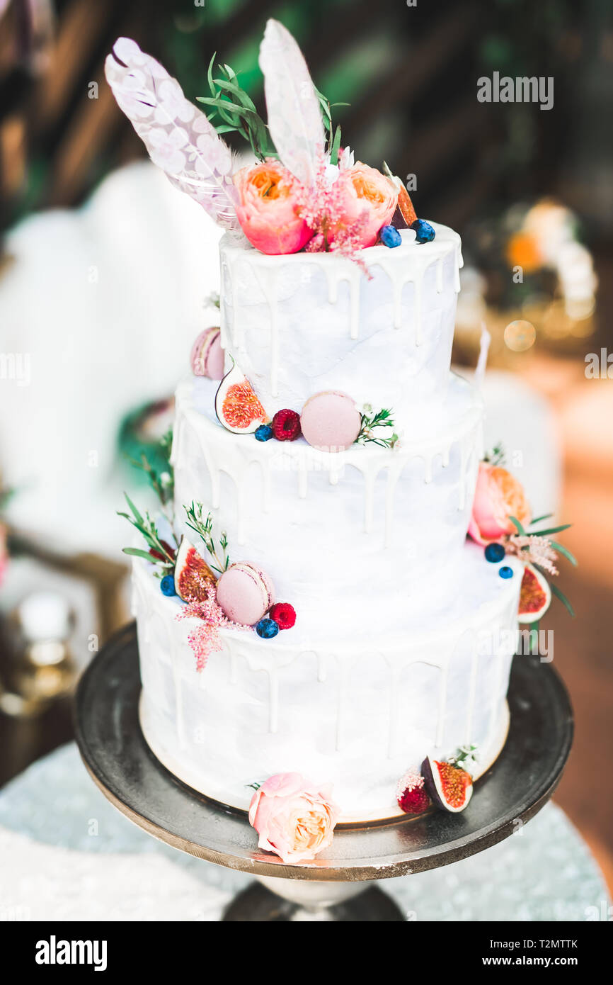 Gâteau de mariage décoré de luxe sur la table. Banque D'Images