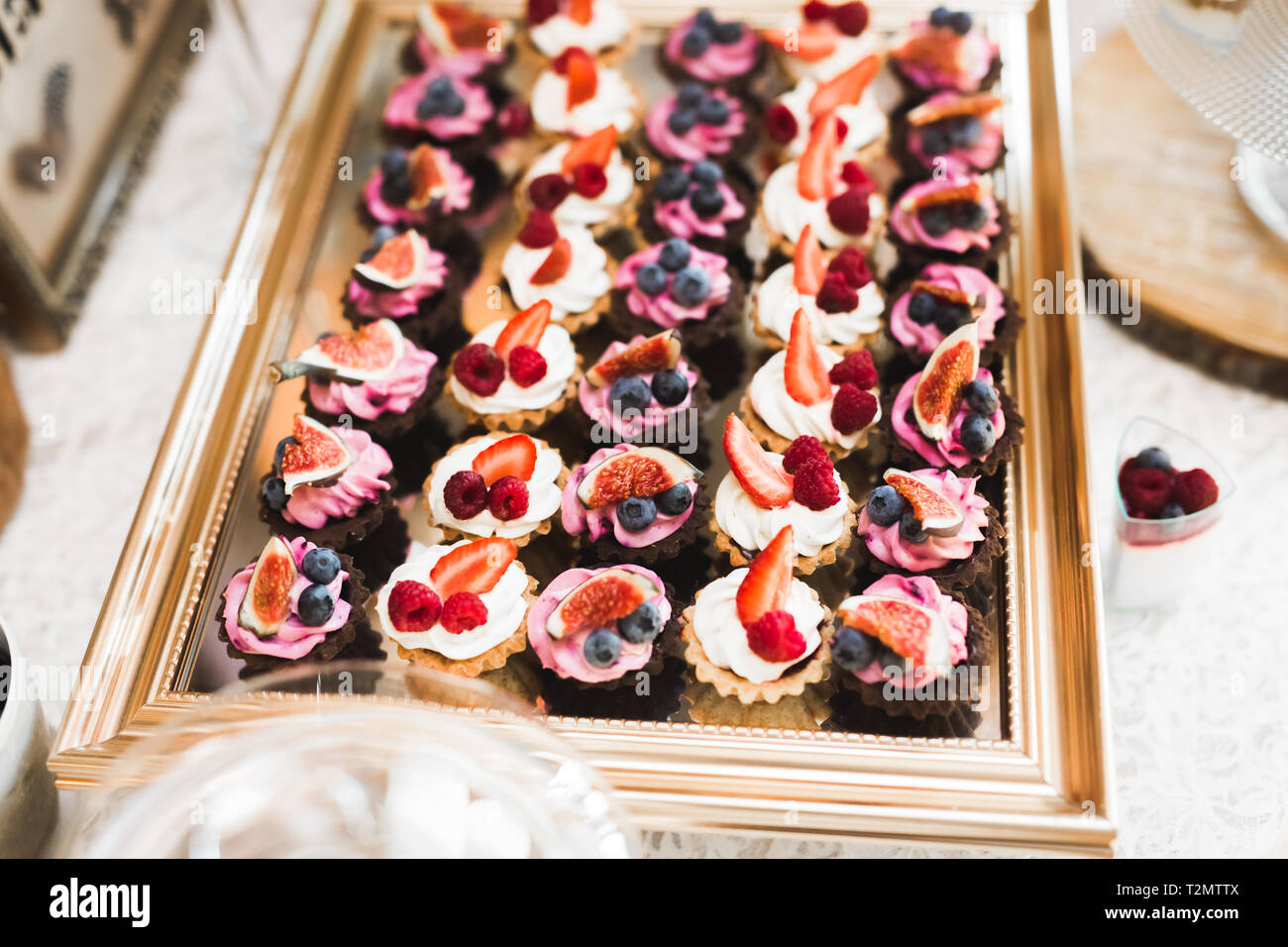 Réception de mariage délicieux dessert candy bar table. Banque D'Images