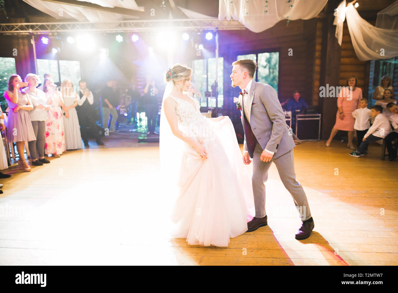 Première danse de mariage du couple dans un restaurant. Banque D'Images