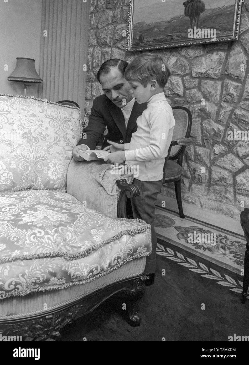 Le Roi Hussein de Jordanie avec fils Prince héritier Abdullah à la Residence Banque D'Images