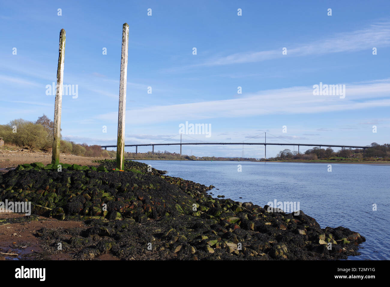 Vue de la Erskine Bridge traversant la rivière Clyde, à partir de la plage à Port Bowling Banque D'Images