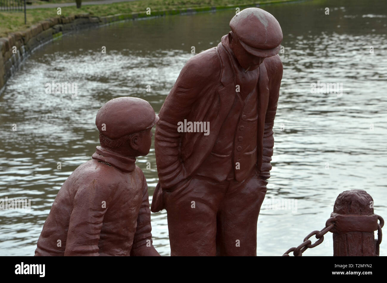 Une histoire de poisson. Cette sculpture par Colin se trouve sur la rivière Telfer Ellen à Bristol. Colin travaille au milieu d'Hématite Iron Ore. Banque D'Images
