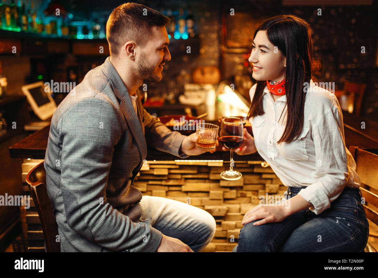 Amour couple avec de l'alcool au comptoir de bar en bois, soirée  romantique. Loisirs Les amateurs de pub, mari et femme se détendre ensemble  dans une discothèque Photo Stock - Alamy