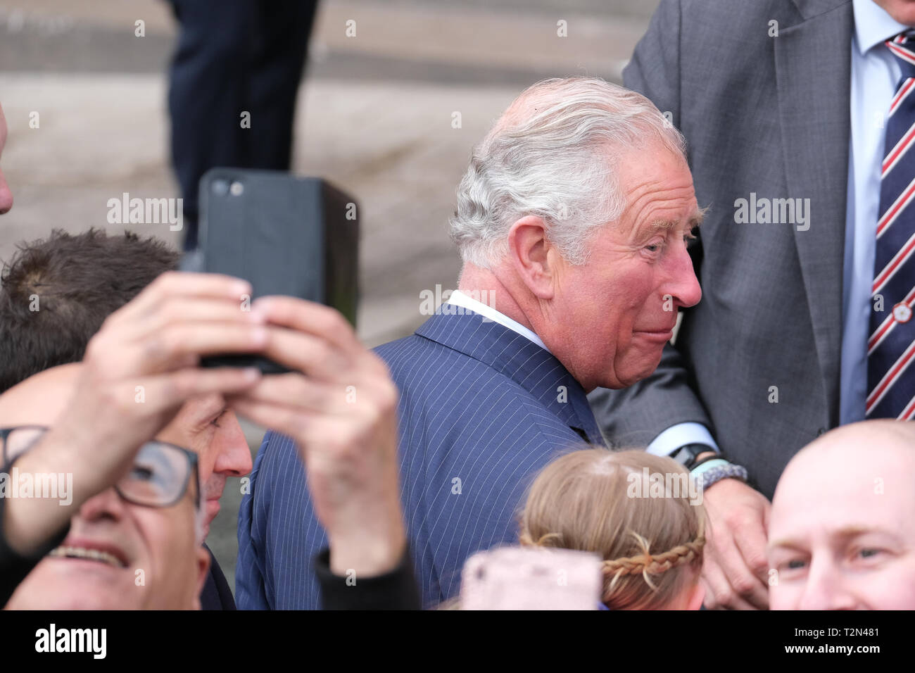 Wigan, UK. 3 avril 2019. Le Prince Charles d'arriver à l'ancien bâtiment de tribunaux à Wigan où il a pris quelques minutes pour parler aux spectateurs qui attendaient à l'extérieur. L a été le premier de trois arrêts lors de sa première visite à la ville de Lancashire. Crédit : Paul Melling/Alamy Live News Banque D'Images