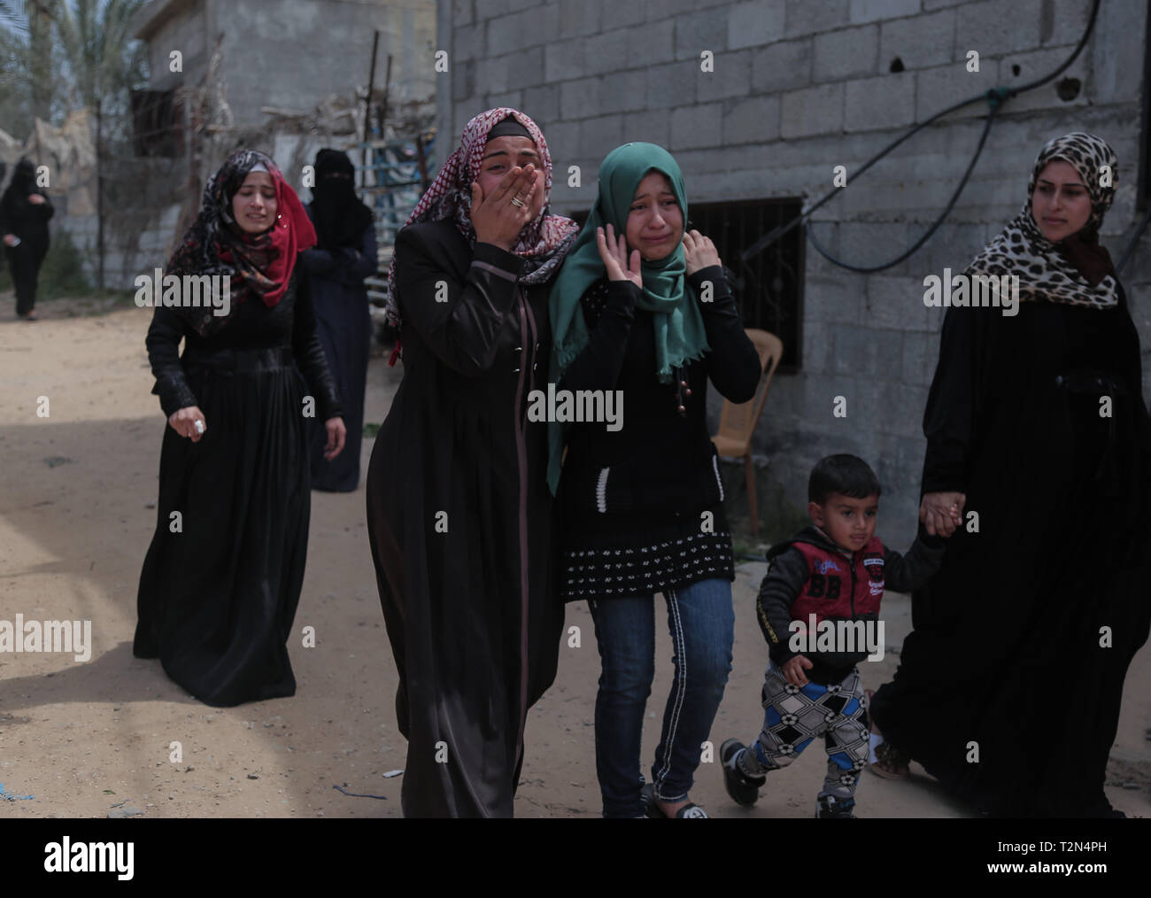 3 avril 2019 - Gaza, Khan Younis, Palestine - des proches de la personne décédée sont vu pleurer pendant la cérémonie funéraire de Faris Abu Hijras, 26 ans, qui a été tué par des soldats israéliens à l'est de Khuza'a, près de la frontière au cours de Israeli-Gaza la terre palestinienne jour des manifestations. (Crédit Image : © Yousef Masoud/SOPA des images à l'aide de Zuma sur le fil) Banque D'Images