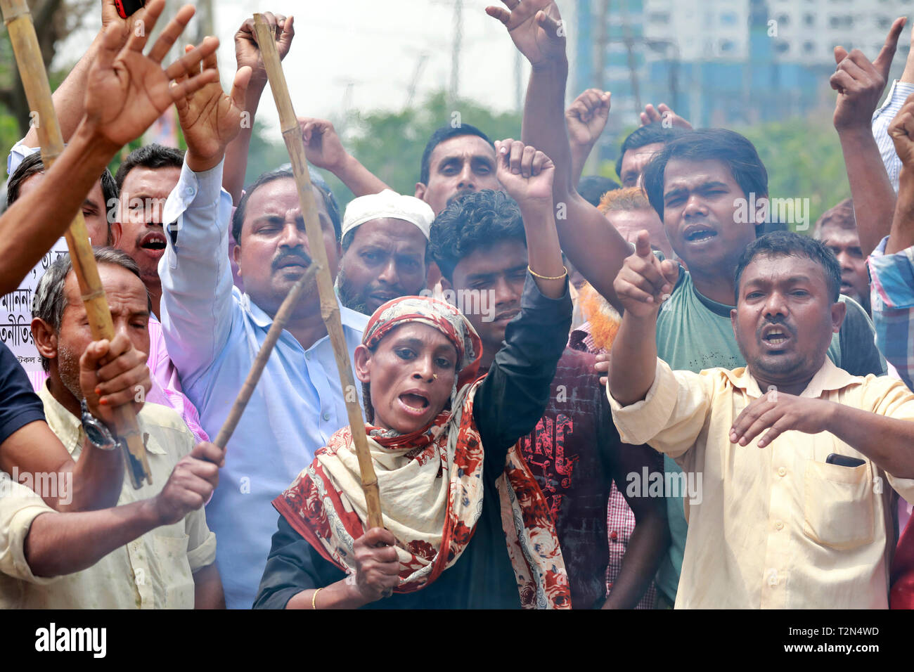 Dhaka, Bangladesh. 06Th avr, 2019. Les travailleurs de l'usine de jute Damra le blocus sur la zone du personnel- Dhaka Sylhet route aussi leur grève de 72 heures a commencé 02 avril 2019, Dhaka, Bangladesh. Credit : SK Hasan Ali/Alamy Live News Banque D'Images