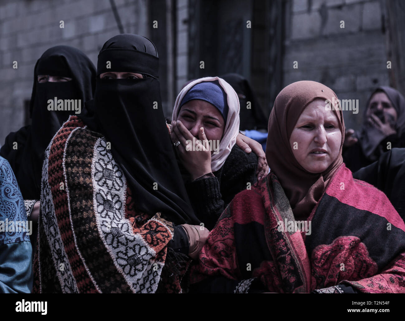 3 avril 2019 - Gaza, Khan Younis, Palestine - des proches de la personne décédée sont vu pleurer pendant la cérémonie funéraire de Faris Abu Hijras, 26 ans, qui a été tué par des soldats israéliens à l'est de Khuza'a, près de la frontière au cours de Israeli-Gaza la terre palestinienne jour des manifestations. (Crédit Image : © Yousef Masoud/SOPA des images à l'aide de Zuma sur le fil) Banque D'Images
