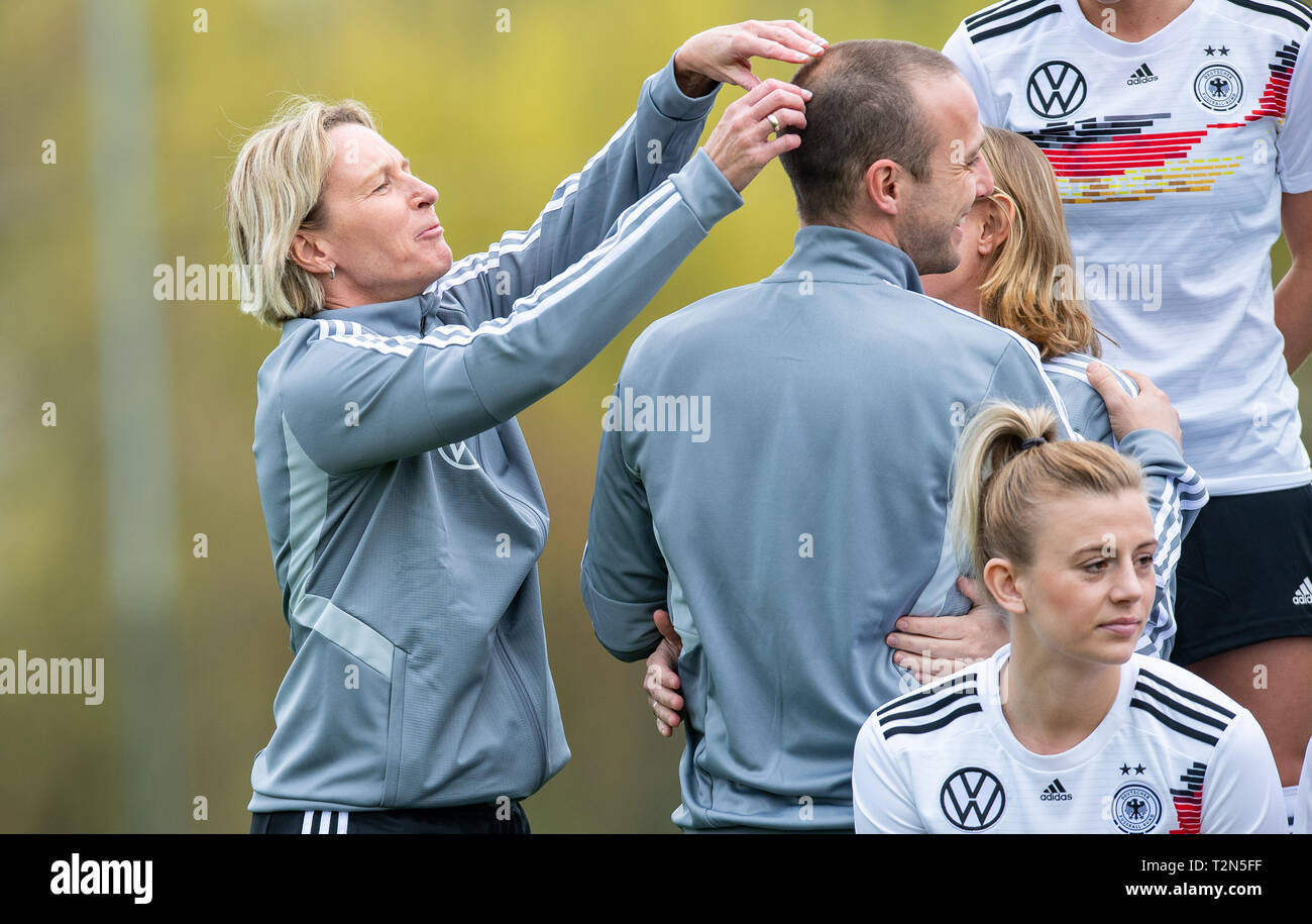 Harsewinkel, Allemagne. 06Th avr, 2019. Séance photo de l'équipe nationale féminine de football à l'hôtel Klosterpforte. Martina Voss-Tecklenburg (l), entraîneur-chef de l'équipe nationale féminine de football, Patrick Grolimund (m), co-entraîneur de l'équipe nationale féminine de football, met ses cheveux vers le bas. Credit : Guido Kirchner/dpa/Alamy Live News Banque D'Images