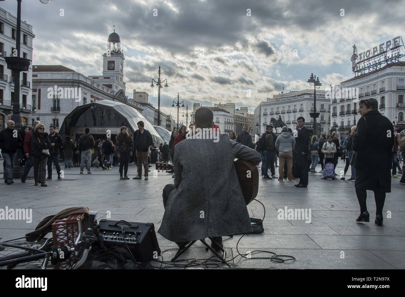 Madrid, Madrid, Espagne. 3ème apr 2019. Un homme vu jouer a la guitare à la place Puerta del Sol à Madrid.Le Conseil de la Ville commencera à confisquer et à sanctionner ce mois d'avril l'amplificateur de musiciens de rue qui n'ont pas d'autorisation, le gouvernement lance une série de mesures visant à s'occuper de l'espace public qui durera jusqu'après l'été. La rue Fuencarral et les carrés de Santa Ana, Plaza del Angel, la Plaza Mayor et de la Plaza Dos de Mayo ont été exclus de la zone autorisée ou pour usage tertiaire en raison de l'inconvénient généré pour les voisins comme ils l'ont être Banque D'Images