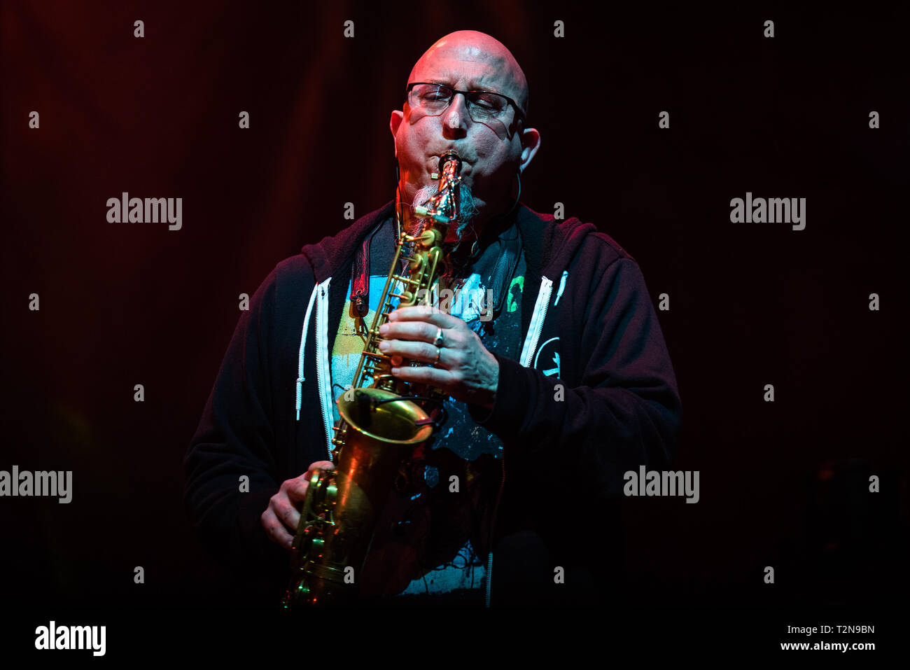 Milan, Italie. 06Th avr, 2019. Jeff Coffin, le saxophoniste du groupe américain Dave Matthews Band, live sur scène à Milan, lors du Forum d'Assago, à l'European Tour. Credit : Crédit : Alessandro Alessandro Bosio Bosio/Alamy Live News Banque D'Images