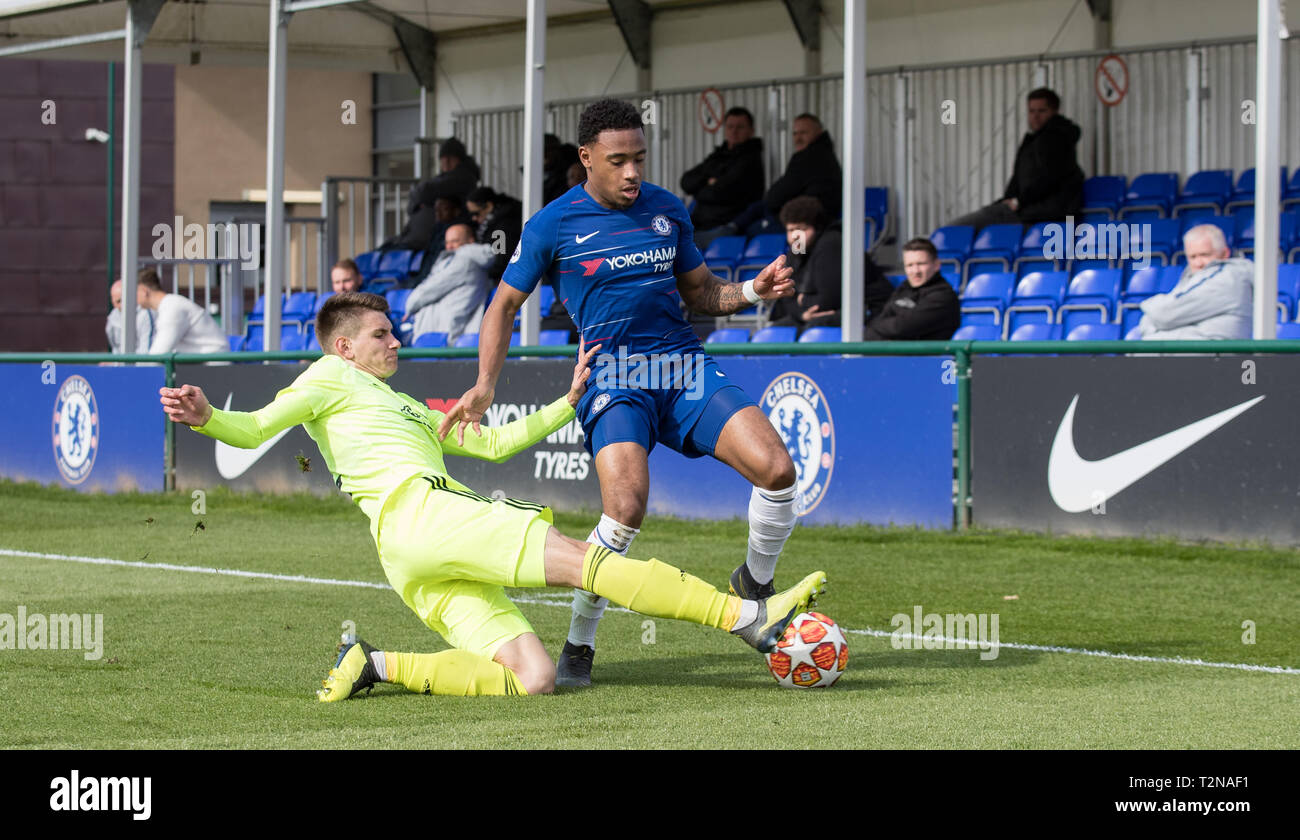 Londres, Royaume-Uni. 06Th avr, 2019. Hrvoj d'étain de GNK Dinamo Zagreb U19 s'attaque à Juan Familio-Castillo de Chelsea U19 au cours de la Ligue des jeunes de l'UEFA match de quart de finale entre Chelsea U19 et U19 Le Dinamo Zagreb à Stamford Bridge, Londres, Angleterre le 3 avril 2019. Photo par Andy Rowland. Crédit : Andrew Rowland/Alamy Live News Banque D'Images