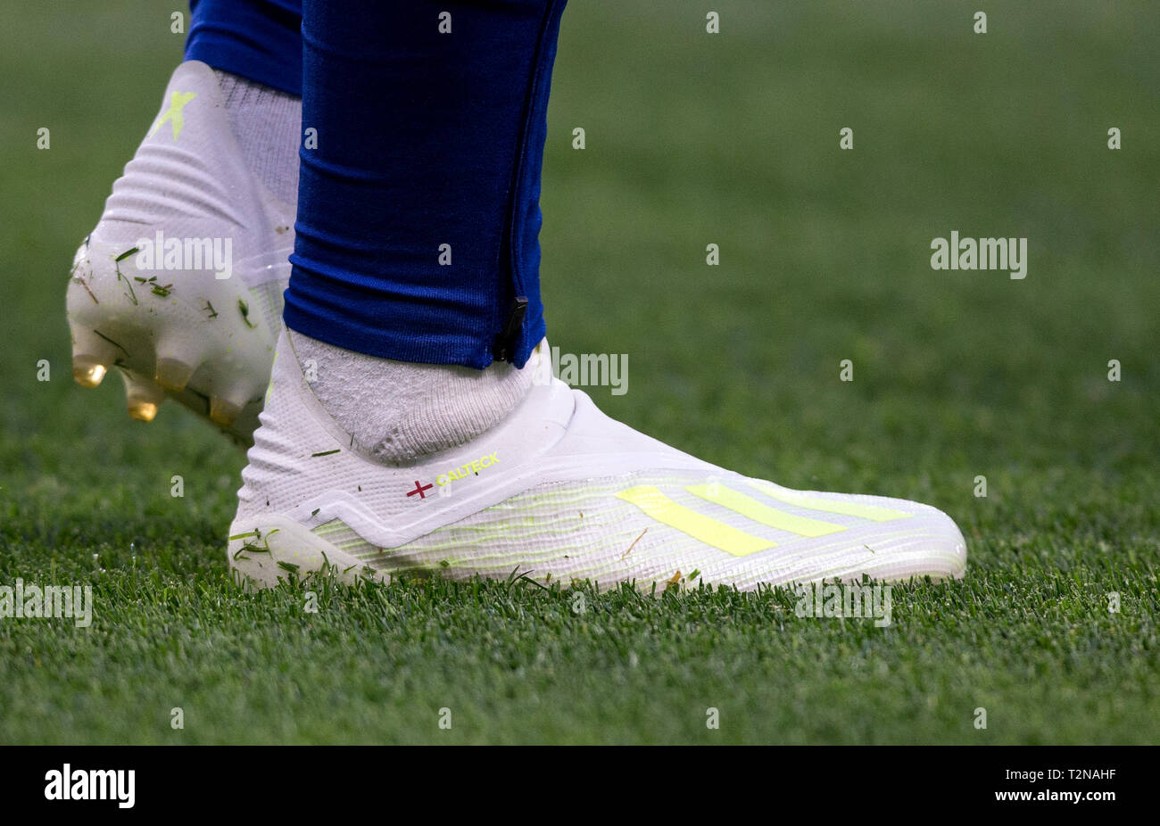 Londres, Royaume-Uni. 06Th avr, 2019. Les nouvelles chaussures de football  Adidas x couleurs de Julien Hudson-Odoi de Chelsea afficher Angleterre  drapeau et CALTECK au cours de la Premier League match entre Chelsea