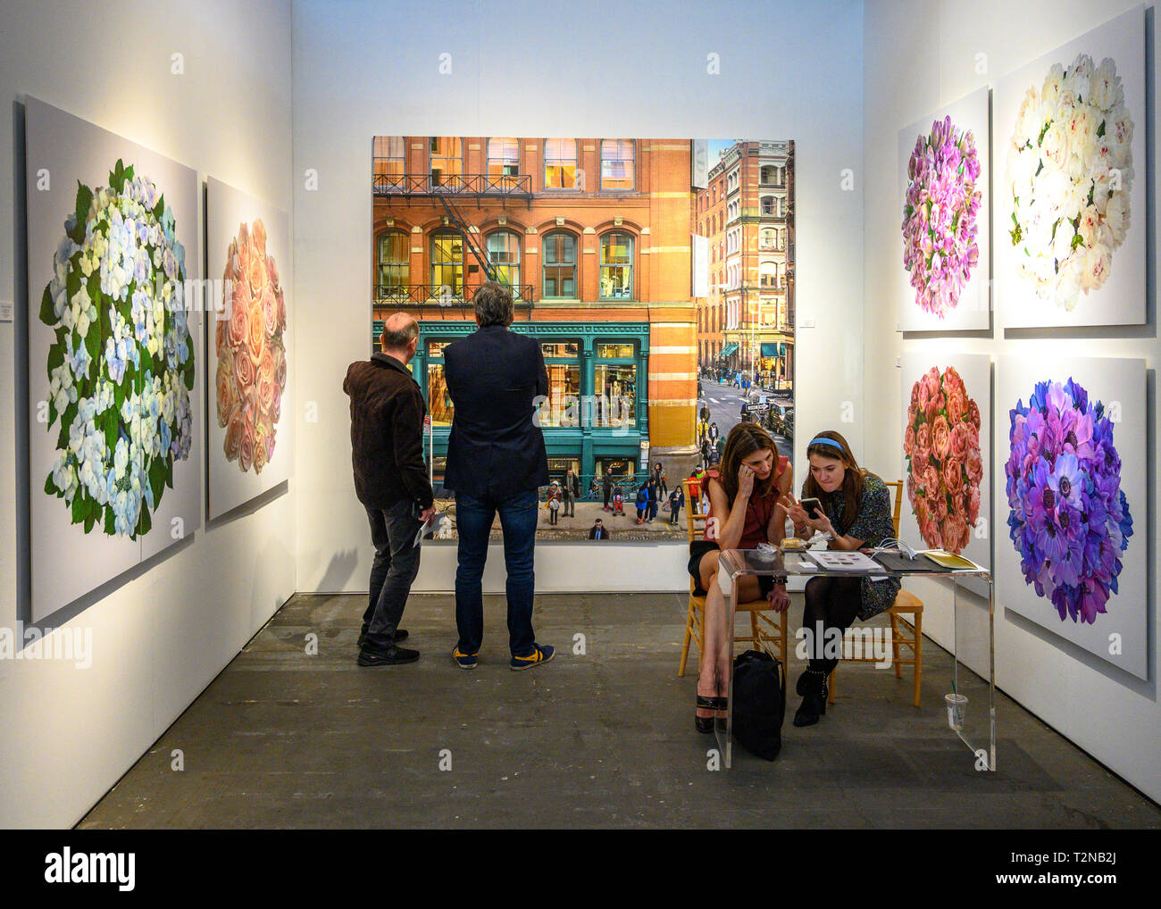 New York, USA. Apr 7, 2019. Les gens assistent à l'aperçu de la 39e édition du spectacle présenté par la photographie AIPAD (Association of International Photography Art Dealers). Le spectacle présente plus de 90 des plus grands fine art photographie galeries et plus de 30 éditeurs de livres à New York du 4 avril au 7. Credit : Enrique Shore/Alamy Live News Banque D'Images
