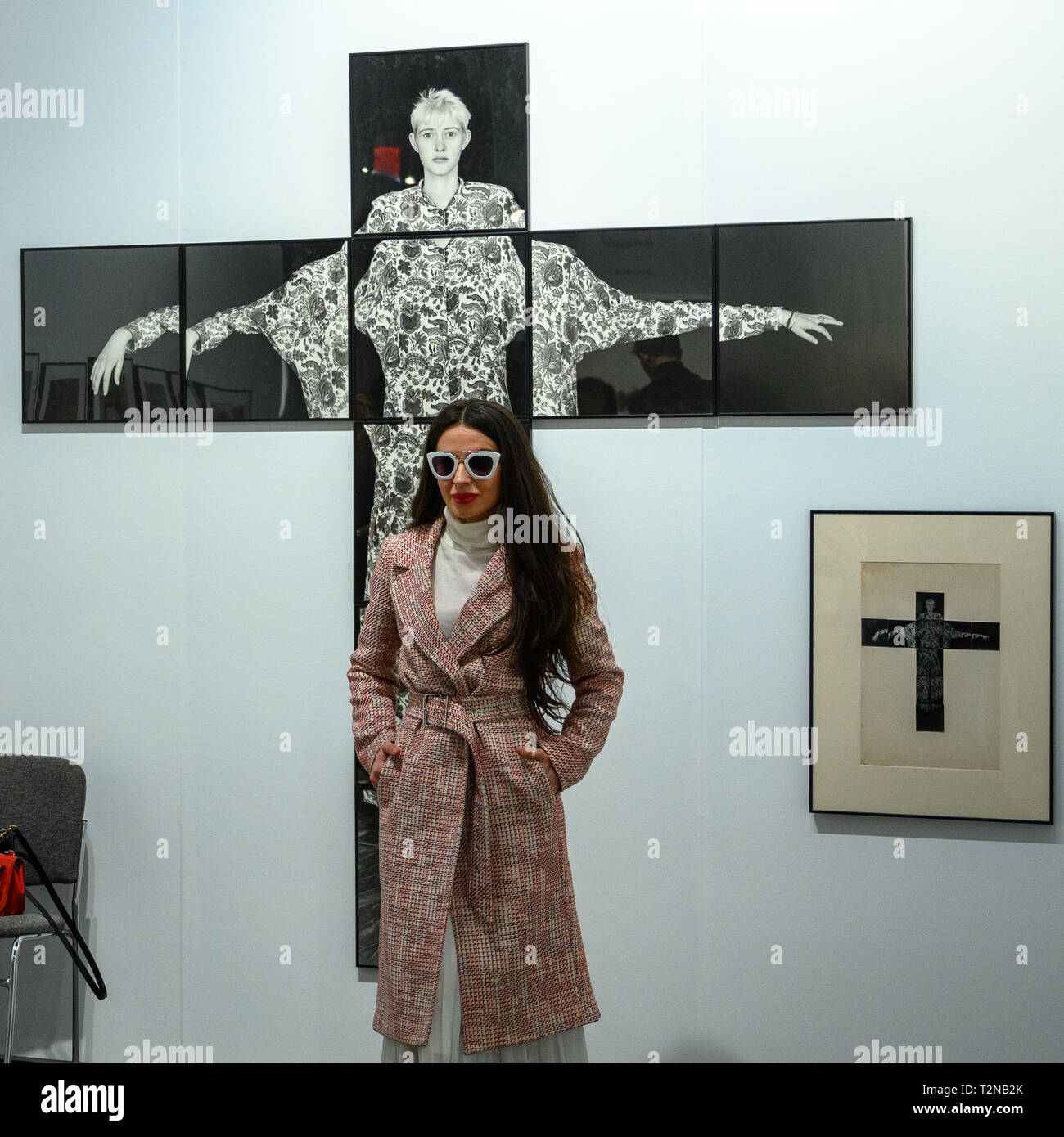 New York, USA. Apr 7, 2019. Les gens assistent à l'aperçu de la 39e édition du spectacle présenté par la photographie AIPAD (Association of International Photography Art Dealers). Le spectacle présente plus de 90 des plus grands fine art photographie galeries et plus de 30 éditeurs de livres à New York du 4 avril au 7. Credit : Enrique Shore/Alamy Live News Banque D'Images