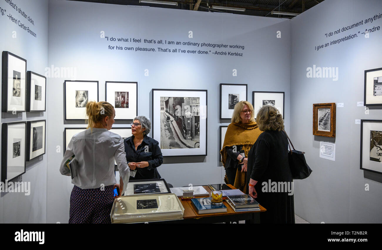 New York, USA. Apr 7, 2019. Les gens assistent à l'aperçu de la 39e édition du spectacle présenté par la photographie AIPAD (Association of International Photography Art Dealers). Le spectacle présente plus de 90 des plus grands fine art photographie galeries et plus de 30 éditeurs de livres à New York du 4 avril au 7. Credit : Enrique Shore/Alamy Live News Banque D'Images
