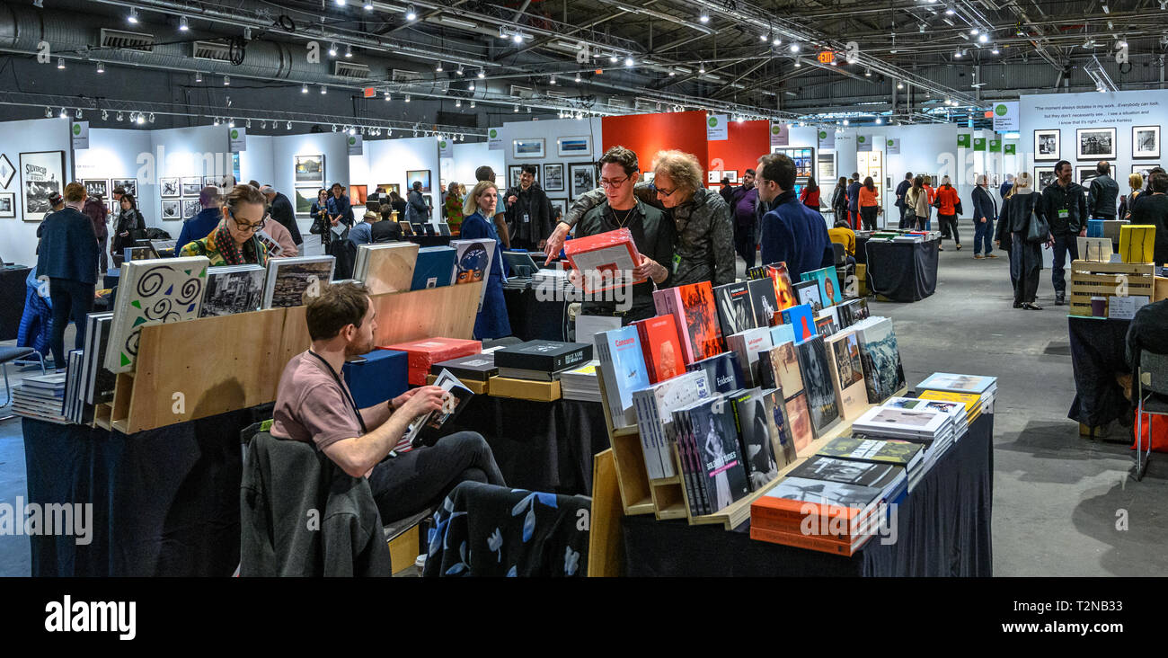 New York, USA. Apr 7, 2019. Les gens assistent à l'aperçu de la 39e édition du spectacle présenté par la photographie AIPAD (Association of International Photography Art Dealers). Le spectacle présente plus de 90 des plus grands fine art photographie galeries et plus de 30 éditeurs de livres à New York du 4 avril au 7. Credit : Enrique Shore/Alamy Live News Banque D'Images