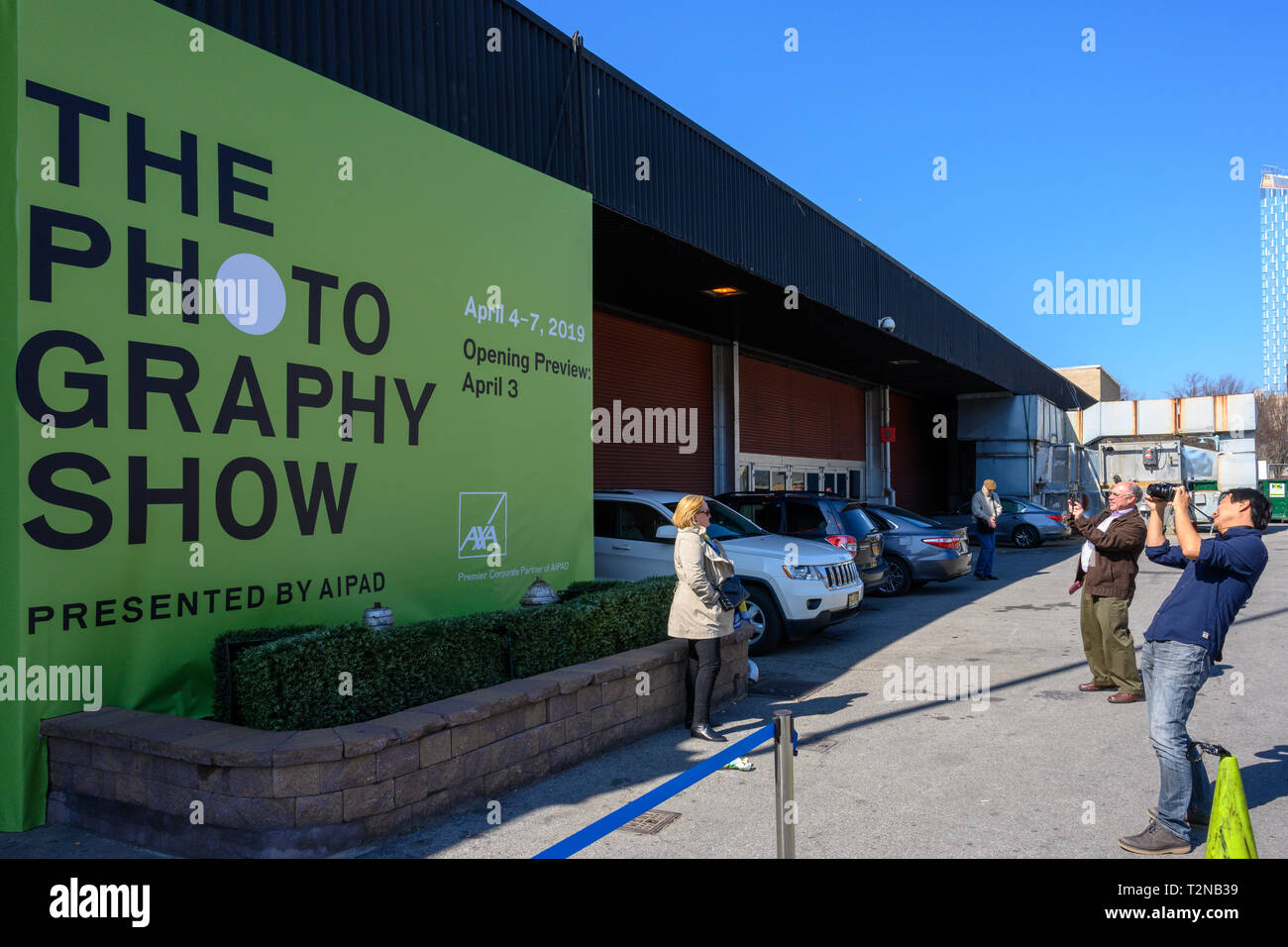 New York, USA. Apr 7, 2019. Les gens photographier l'entrée de la photographie spectacle présenté par AIPAD (Association of International Photography Art Dealers) lors de l'ouverture d'aperçu. Le spectacle a lieu à New York du 4 avril au 7. Credit : Enrique Shore/Alamy Live News Banque D'Images