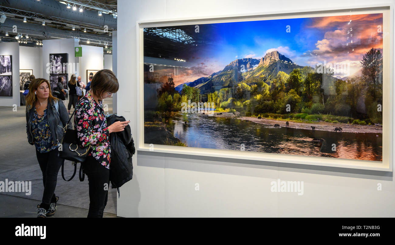 New York, USA. Apr 7, 2019. Les gens assistent à l'aperçu de la 39e édition du spectacle présenté par la photographie AIPAD (Association of International Photography Art Dealers). Le spectacle présente plus de 90 des plus grands fine art photographie galeries et plus de 30 éditeurs de livres à New York du 4 avril au 7. Credit : Enrique Shore/Alamy Live News Banque D'Images