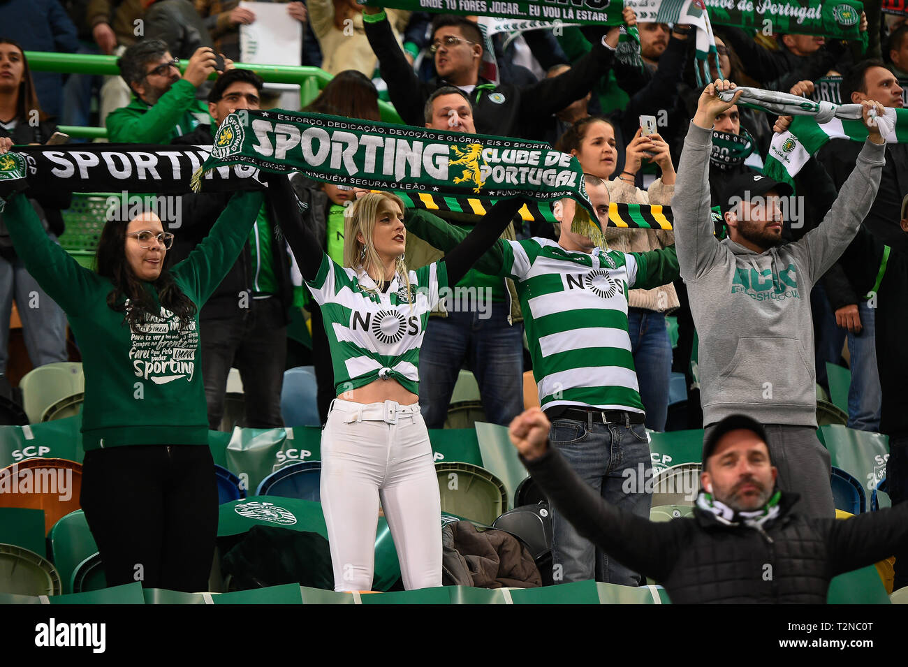 Lisbonne, Portugal. 06Th avr, 2019. Supporters sportifs montre leur écharpe  club au cours de deuxième ronde de demi-finale de la Coupe de football  portugais contre Benfica. Sporting a gagné 1-0 contre Benfica