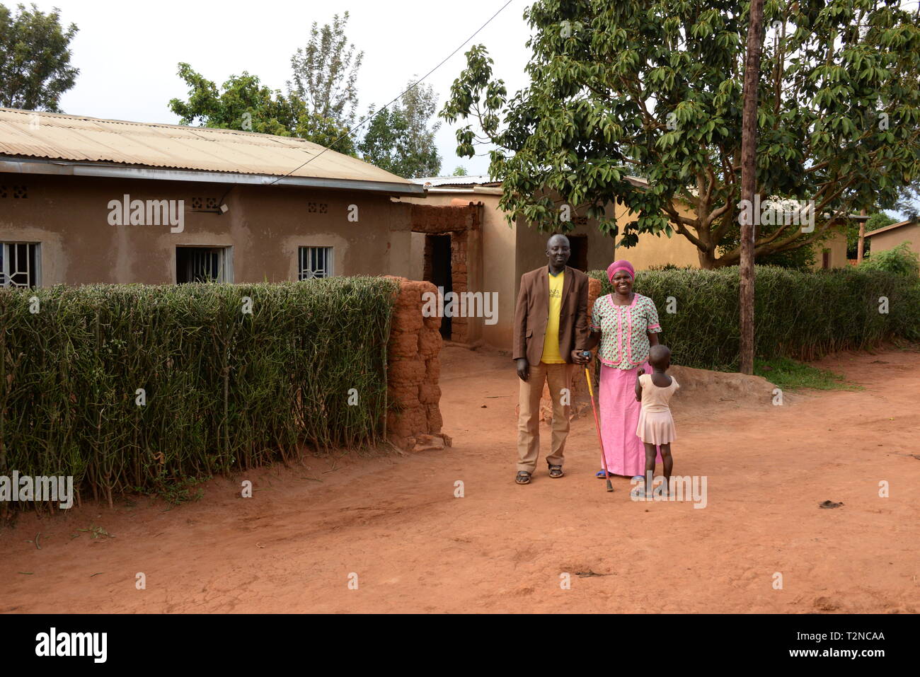 Rweru, au Rwanda. 30Th Mar, 2019. Jean Giraneza et Marie-Jane Uwimana tiens avec un de leurs quatre enfants devant leur maison en un, Rweru soi-disant village de la réconciliation dans le sud du Rwanda. Le village a été fondé par les autorités pour que les survivants et les auteurs du génocide rwandais de 1994 pourraient vivre ensemble et à se réconcilier. Giraneza est un Tutsi dont les membres de la famille ont été tués par des proches d'Uwimana. Credit : Gioia Forster/dpa/Alamy Live News Banque D'Images