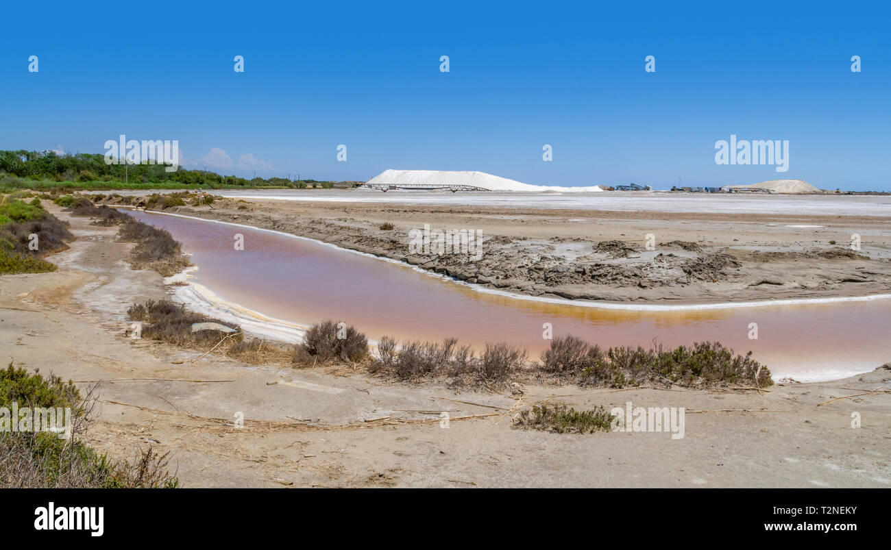 Paysage autour de Salin-de-Giraud situé dans dans la région de la Camargue, dans le sud de la France qui est montrant beaucoup de sel dans les étangs d'évaporation ambiance ensoleillée Banque D'Images