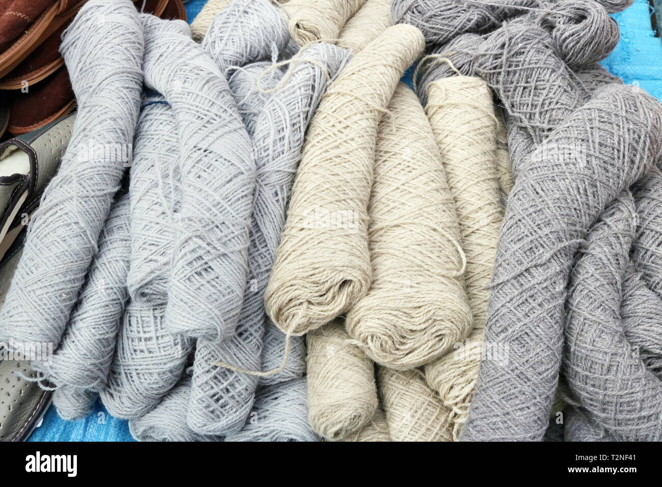 Hanks de thread à partir de la grosse laine de mouton à tricoter des chandails chauds le fond. Gros plan en plein air Banque D'Images