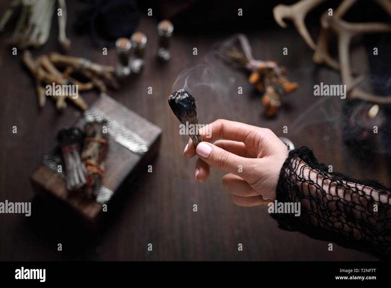 À l'autel des fées. L'encense et accessoires mystérieux sur la table. Composition horizontale Banque D'Images