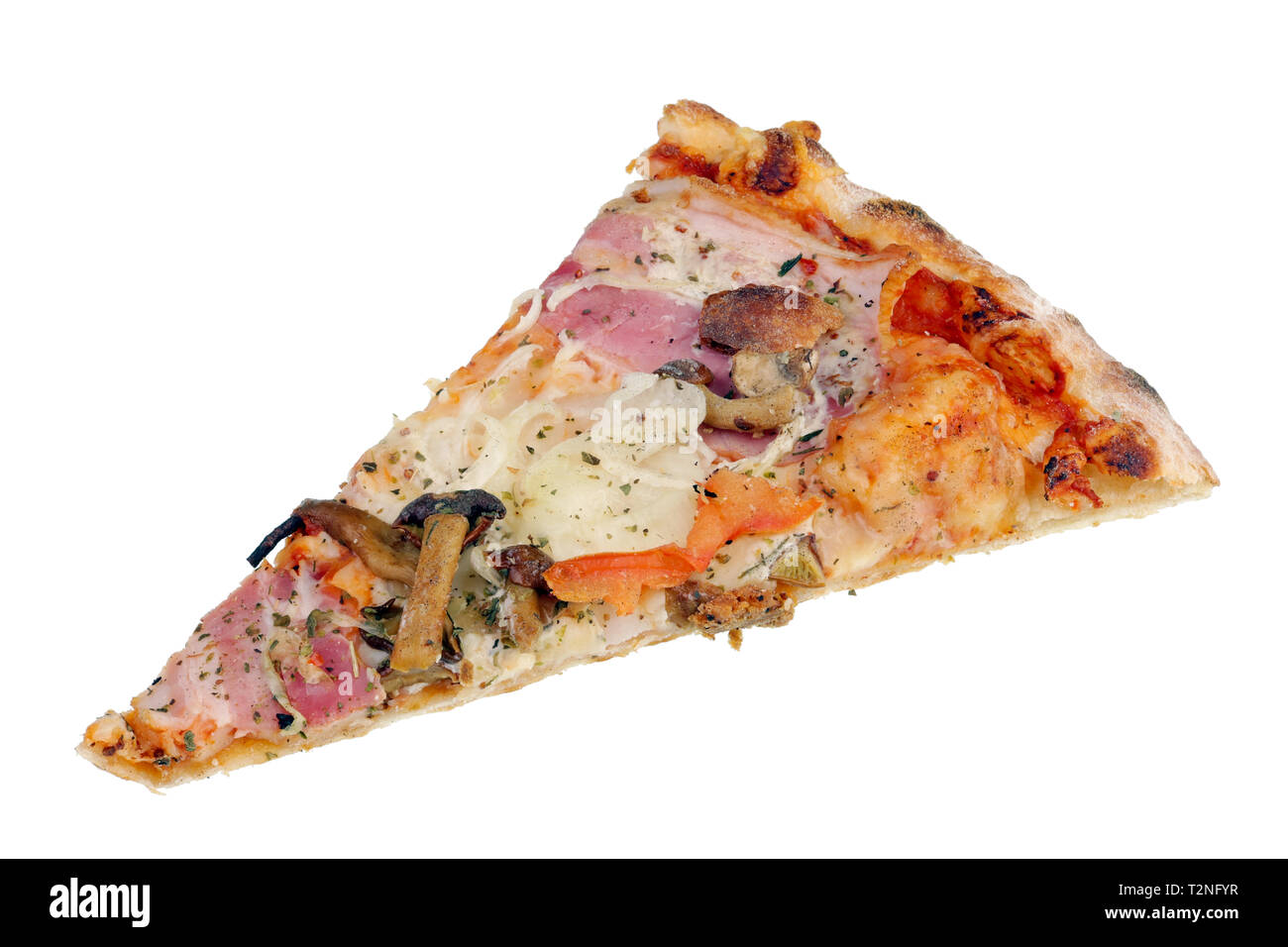 Pièce triangulaire de pizza aux champignons et au jambon. Isolé sur un plan macro studio blanc Banque D'Images