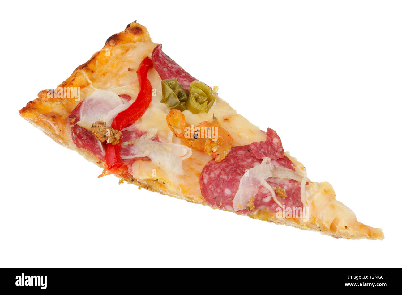 Pièce triangulaire de pizza au salami et de piment. Isolé sur un plan macro studio blanc Banque D'Images