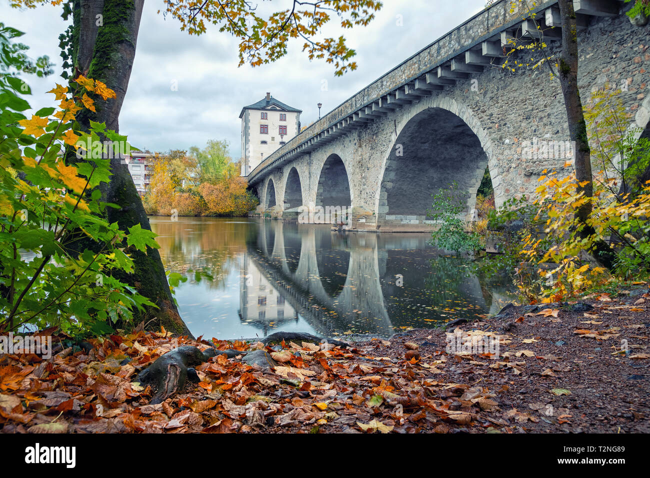 Limburg an der Lahn, Allemagne. Vue sur le pont Alte Lahnbrucke se reflétant dans la rivière Lahn en automne Banque D'Images