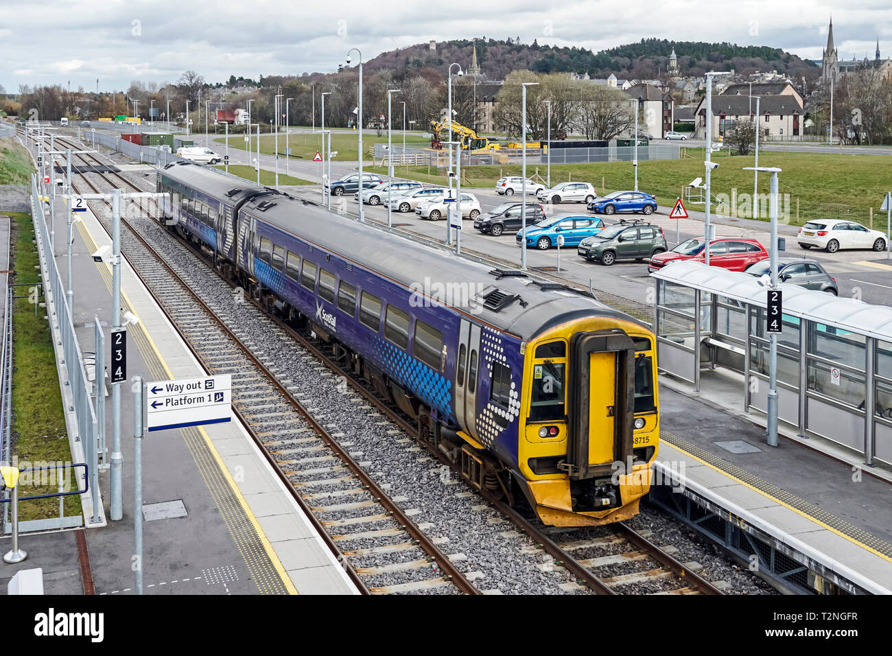 Class 158 DMU, au départ de la gare de Forres Nouveau à Forres Moray Ecosse UK vers Aberdeen Banque D'Images