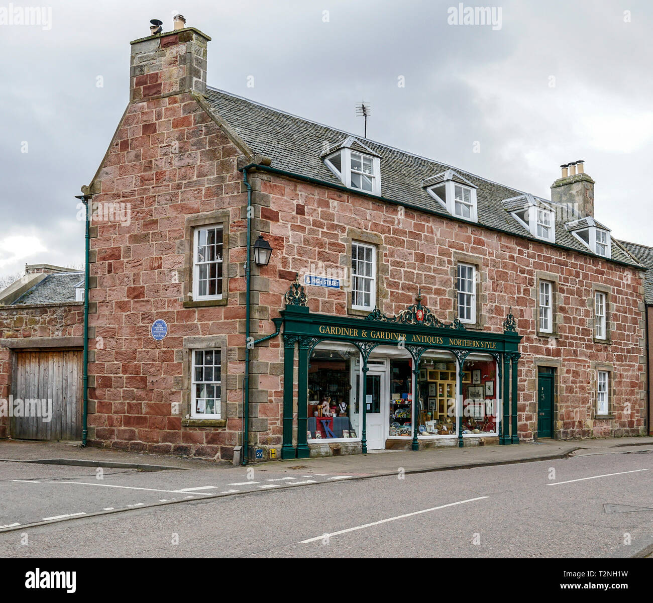Lieu de naissance de James Thomson dans la rue principale de Cromarty sur l'Ecosse Highland Black Isle Banque D'Images