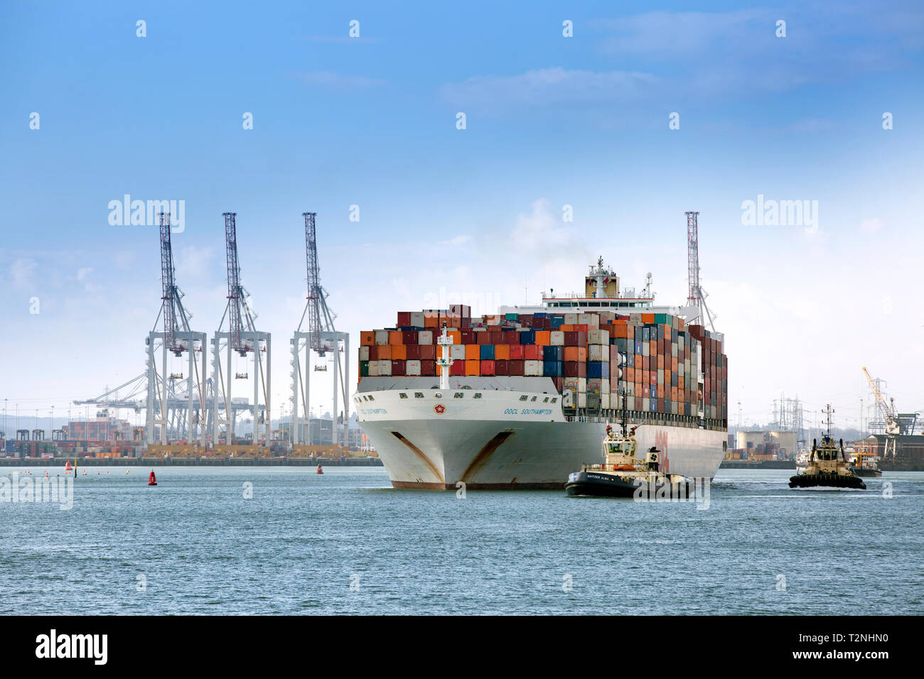 Porte-conteneurs transportant des marchandises à l'exportation de quitter les quais de Southampton Banque D'Images