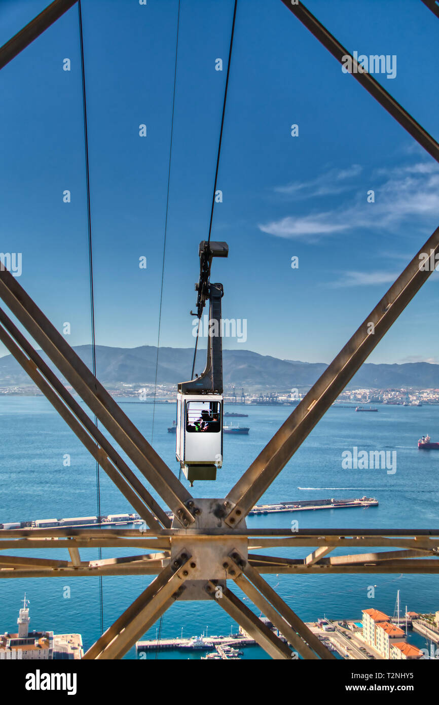 Cabine de téléphérique de Gibraltar vue à travers l'une des tours Banque D'Images