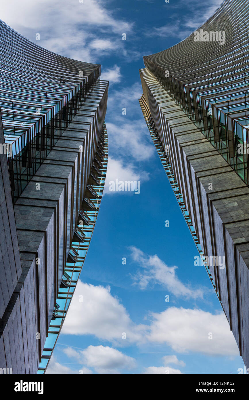 Les toits de Milan avec les gratte-ciel modernes dans le quartier des affaires de Porta Nuova, en Italie. Banque D'Images