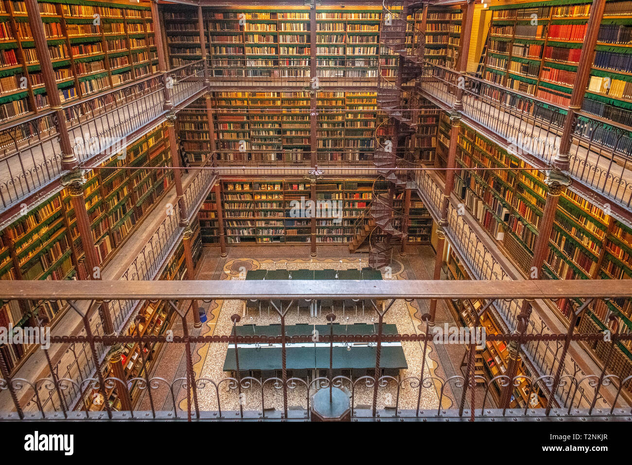 Les livres sont empilés au Rijksmuseum Research Library la plus grande bibliothèque de recherche en histoire de l'art public dans les Pays-Bas. Amsterdam, Pays-Bas Banque D'Images