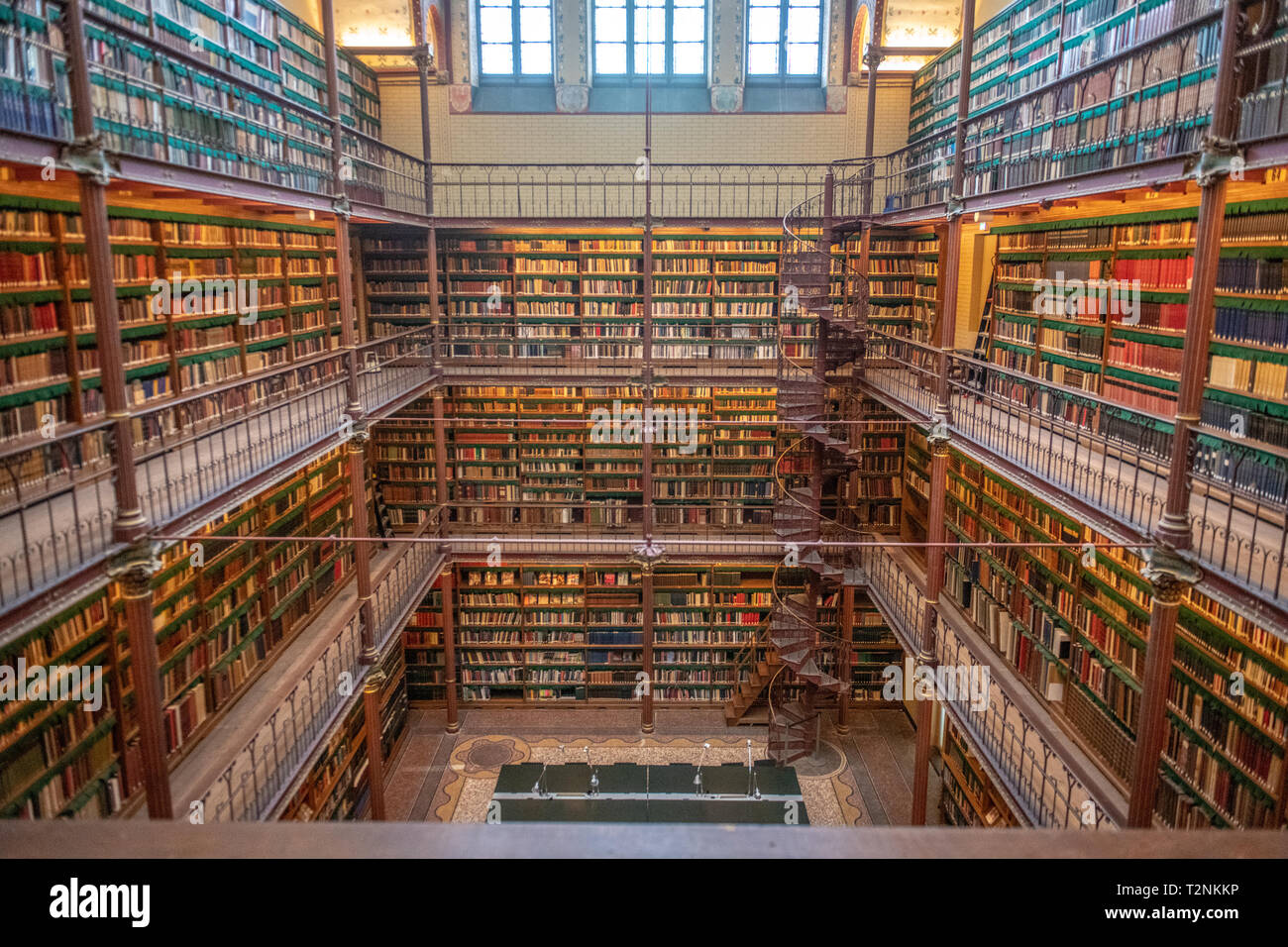 Les livres sont empilés au Rijksmuseum Research Library la plus grande bibliothèque de recherche en histoire de l'art public dans les Pays-Bas. Amsterdam, Pays-Bas Banque D'Images