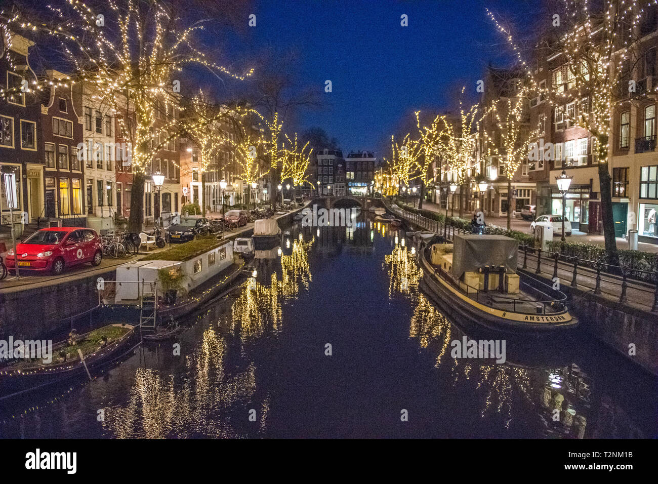 Beaux arbres éclairés la ligne du canal d'Amsterdam, surnommée la "Venise du Nord" qui mène à un musée de l'histoire néerlandaise Rijksmuseum à Amsterdam, Net Banque D'Images