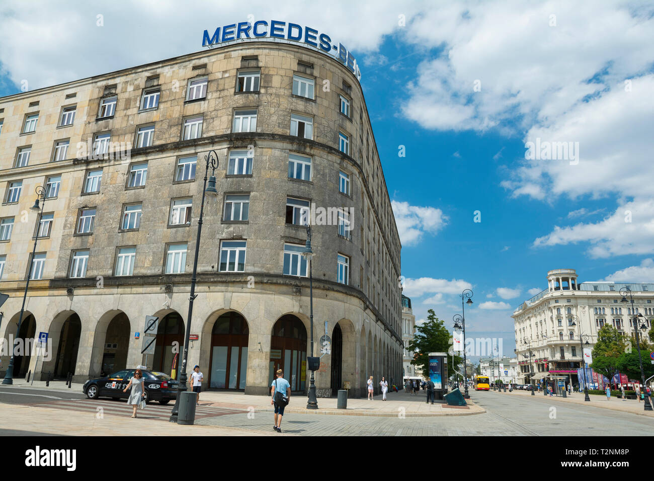 Vue sur la ville avec un logo Mercedes Benz, représenté sur la maison ronde des capacités au célèbre rue Krakowskie Przedmiescie à Varsovie, Pologne Banque D'Images