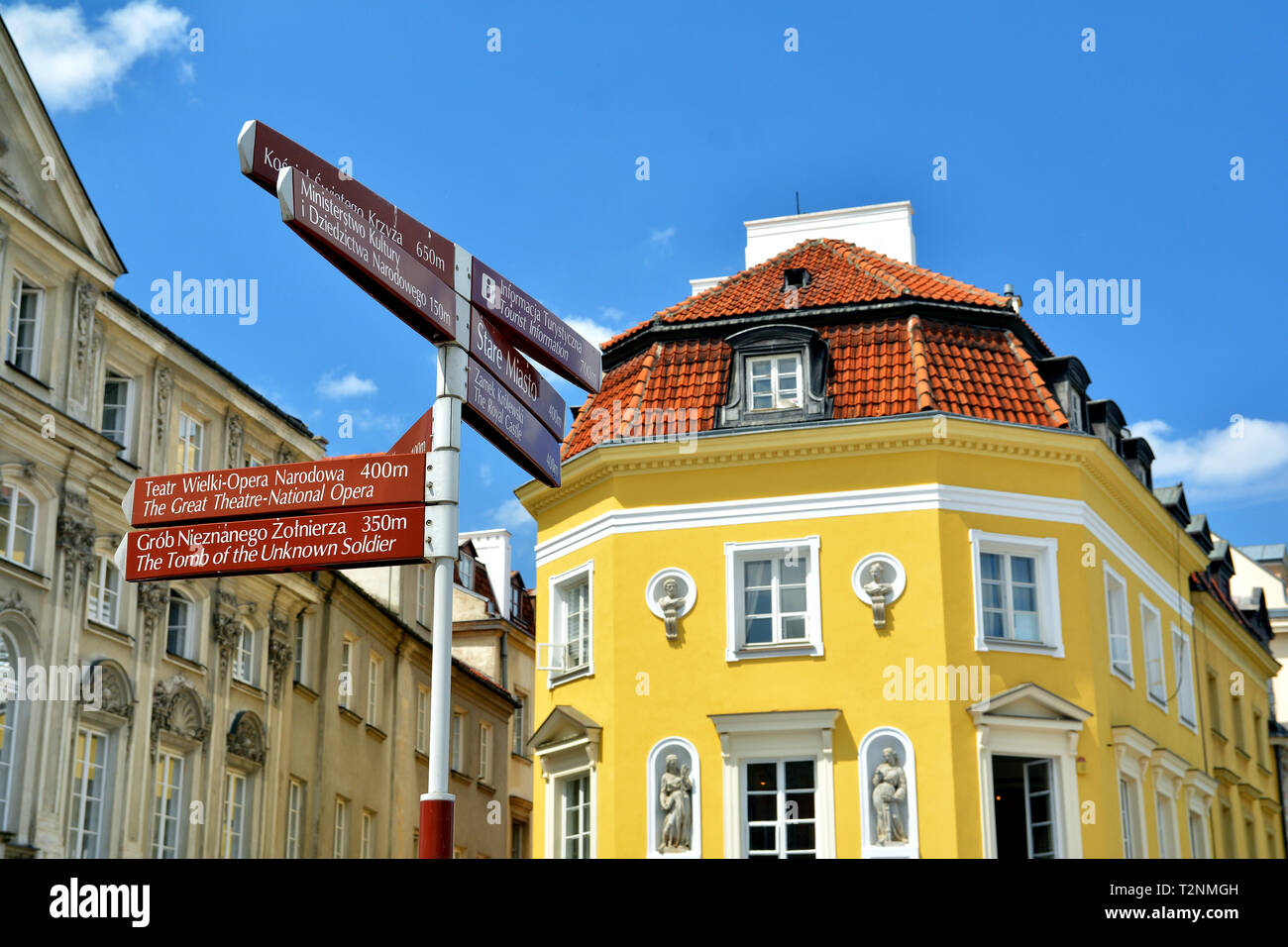 Varsovie, Pologne - le 29 juin 2018. La rue Krakowskie Przedmieście 27, Vert Caffe Nero et indicateurs de villes dans la vieille ville de Varsovie , Pologne Banque D'Images