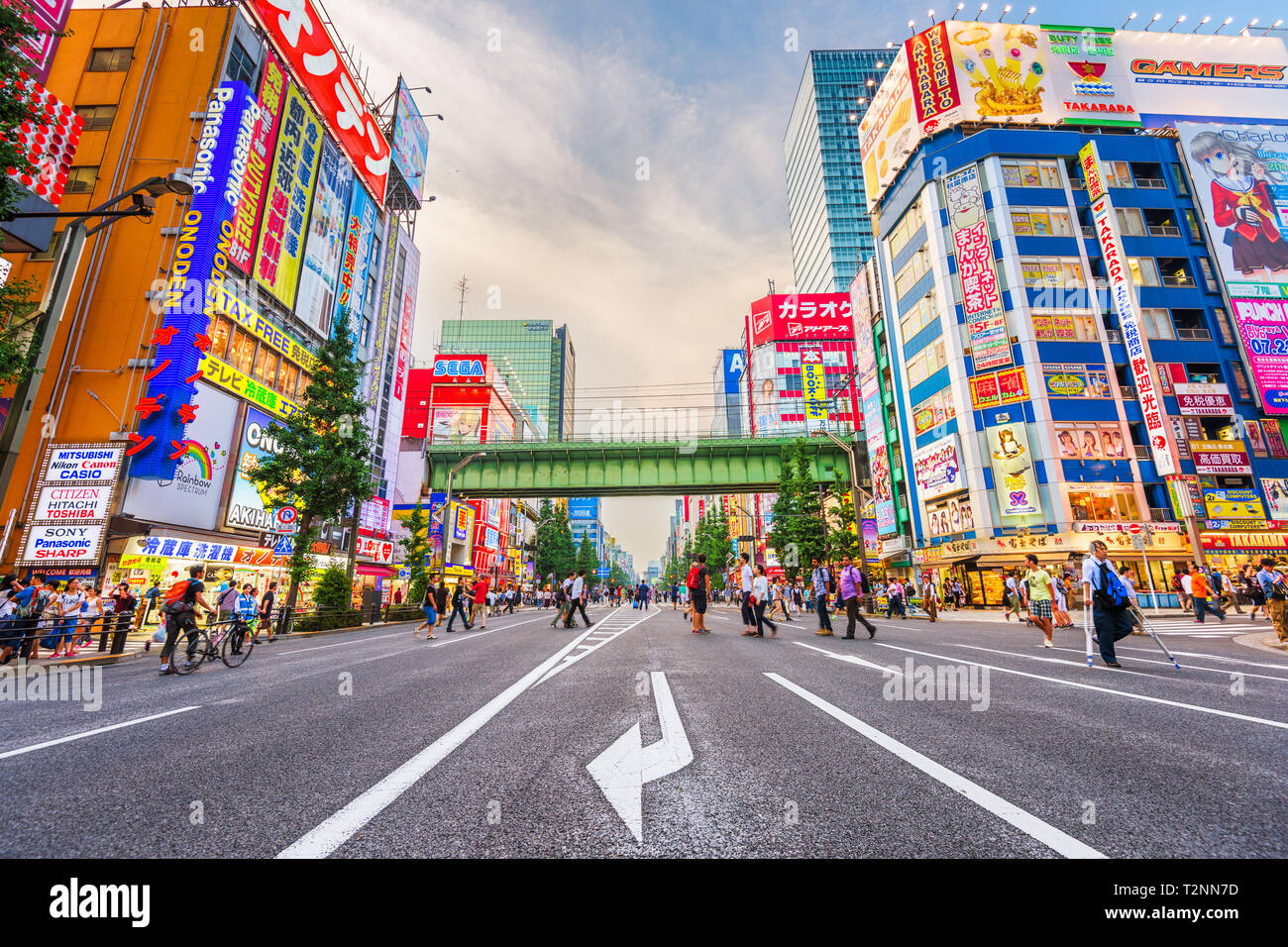 TOKYO, JAPON - 1 août 2015 : la foule passer en-dessous des panneaux colorés à Akihabara. Historique Le quartier de l'électronique a évolué dans une zone commerçante de v Banque D'Images