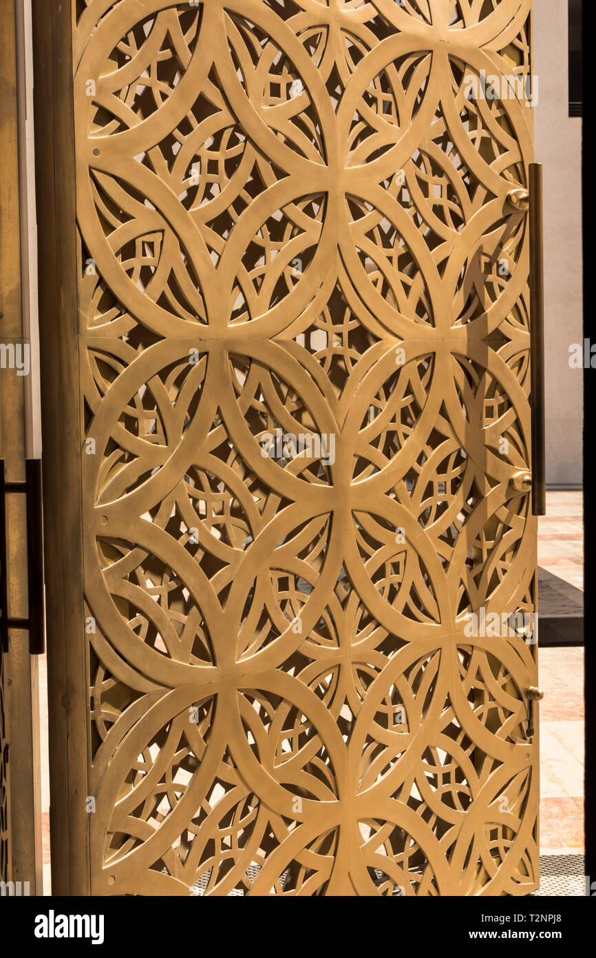 Les portes métalliques de l'entrée de la mosquée, Msheireb Mosquée Jumaa, Doha, Qatar Banque D'Images