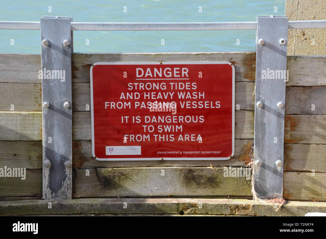 Danger, fortes marées, l'eau en mouvement rapide et la mer lourde Banque D'Images