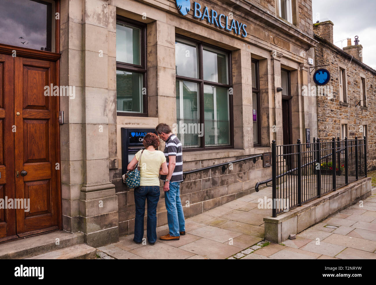 Une succursale de la banque Barclays situé dans le village rural de Middleton en Angleterre,Teesdale,UK avec l'homme et la femme au distributeur Banque D'Images