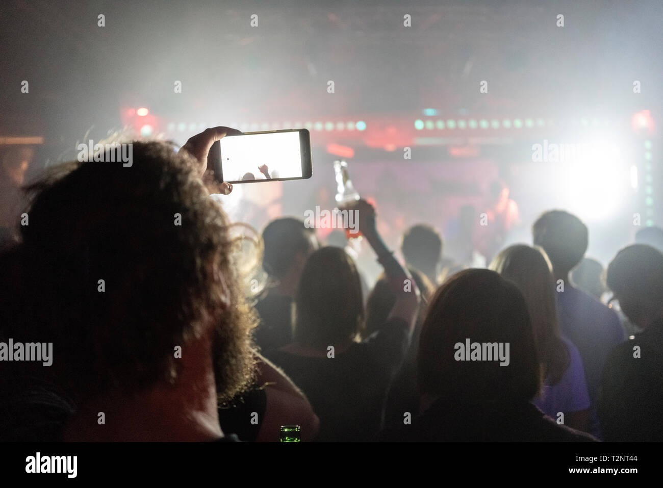 Man taking photograph de concert avec le smartphone Banque D'Images